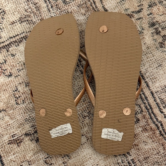 Havaianas Women's Rose Gold Flip Flops - Picture 3 of 3